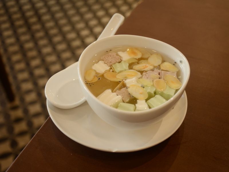 Hà Nội Hôm Nay Ăn Gì? Top 10+ Quán Ăn Ngon Nổi Tiếng Chuẩn Phố Cổ 1 1. Chè Khúc Bạch & Chè Thập Cẩm – Số 19 Hàng Giấy, Hoàn Kiếm