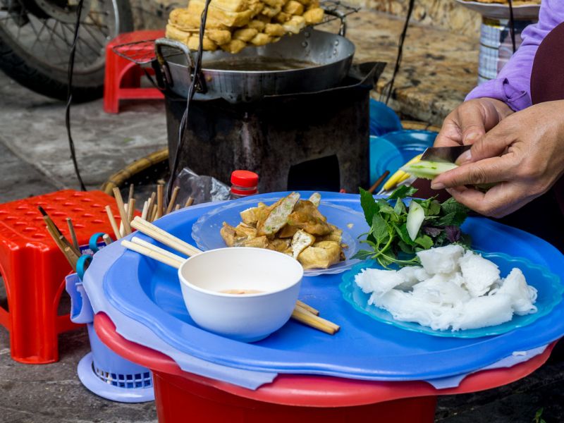 Hành trình trải nghiệm trọn vẹn thủ đô Hà Nội như người địa phương 3 4. Ăn Gì Ở Hà Nội? Kinh Nghiệm Ăn Uống Rẻ Và Ngon