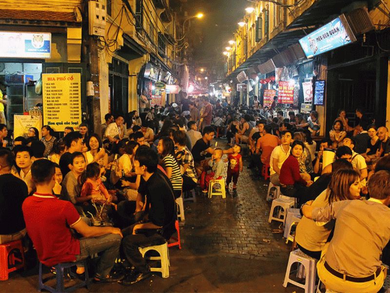 15+ Địa Điểm Vui Chơi Hà Nội Về Đêm Hot Nhất 2026 2 Phố Tạ Hiện - "Tọa độ không ngủ" sầm uất bậc nhất Hà Thành