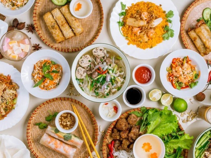 Ăn Sập Hà Nội – Trọn Bộ Lịch Trình Food Tour Món Ngon Phố Cổ 2 Món ăn sáng: Phở bò, bánh cuốn, xôi xéo
