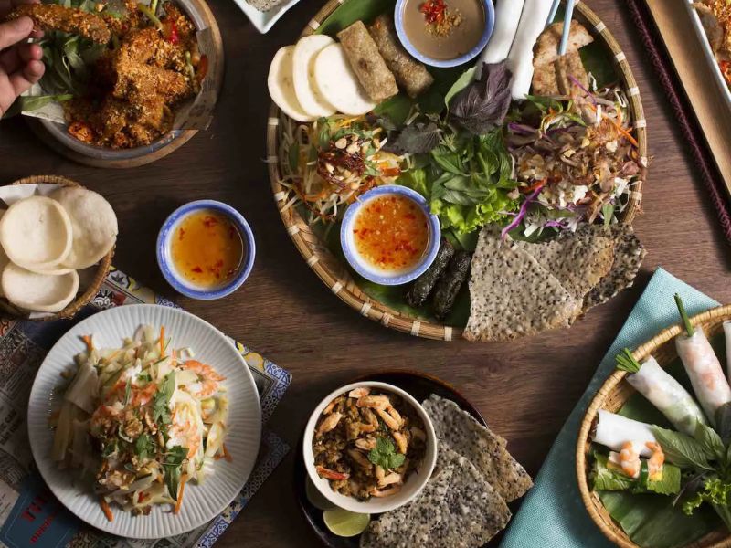 Ăn Sập Hà Nội – Trọn Bộ Lịch Trình Food Tour Món Ngon Phố Cổ 6 Khung giờ buổi trưa: Bữa trưa truyền thống và nghỉ ngơi