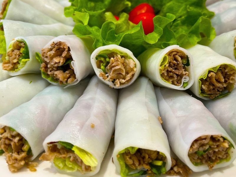 Ăn Sập Hà Nội – Trọn Bộ Lịch Trình Food Tour Món Ngon Phố Cổ 4 Món ăn chiều: Bánh tôm, phở cuốn, nem chua nướng