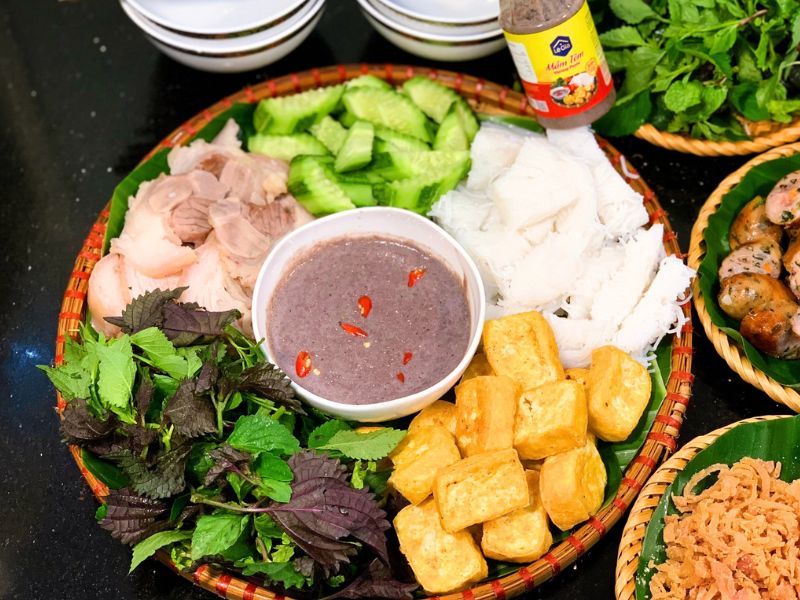 Ăn Sập Hà Nội – Trọn Bộ Lịch Trình Food Tour Món Ngon Phố Cổ 3 Món ăn trưa: Bún chả, chả cá, bún đậu mắm tôm