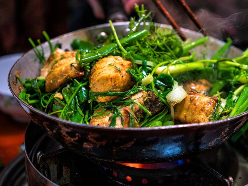 Quán Ăn Ngon Hà Nội – Top Địa Điểm Ẩm Thực Chuẩn Vị 3 Quán bún chả và chả cá Lăng gia truyền